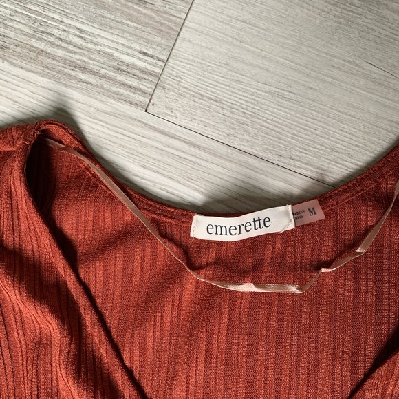 Emerette Short Sleeve Twist Front Crop Top - Picture 4 of 7